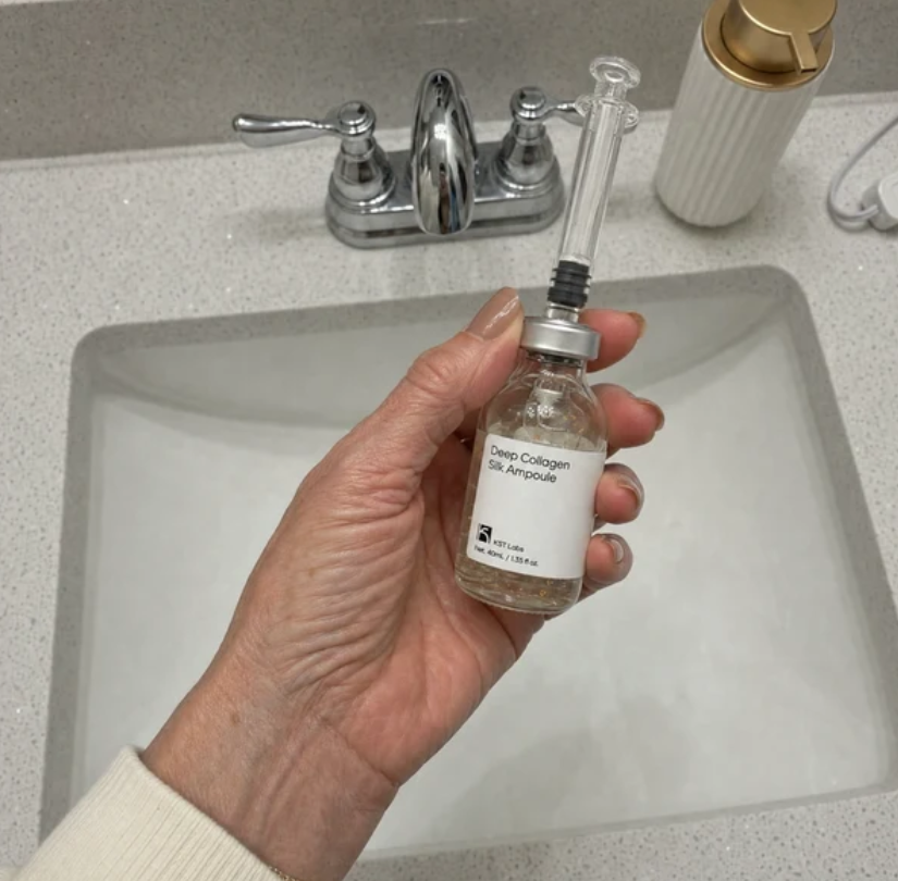 Cliente sosteniendo la ampolla de colágeno y seda en el baño